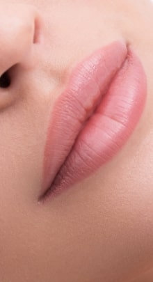 Bouche d'une femme ayant réalisé un maquillage permanent
des lèvres
