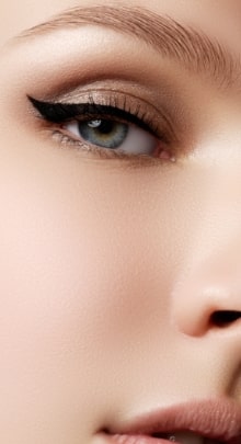 Yeux d'une femme ayant fait un maquillage permanent
des yeux type cat eyes