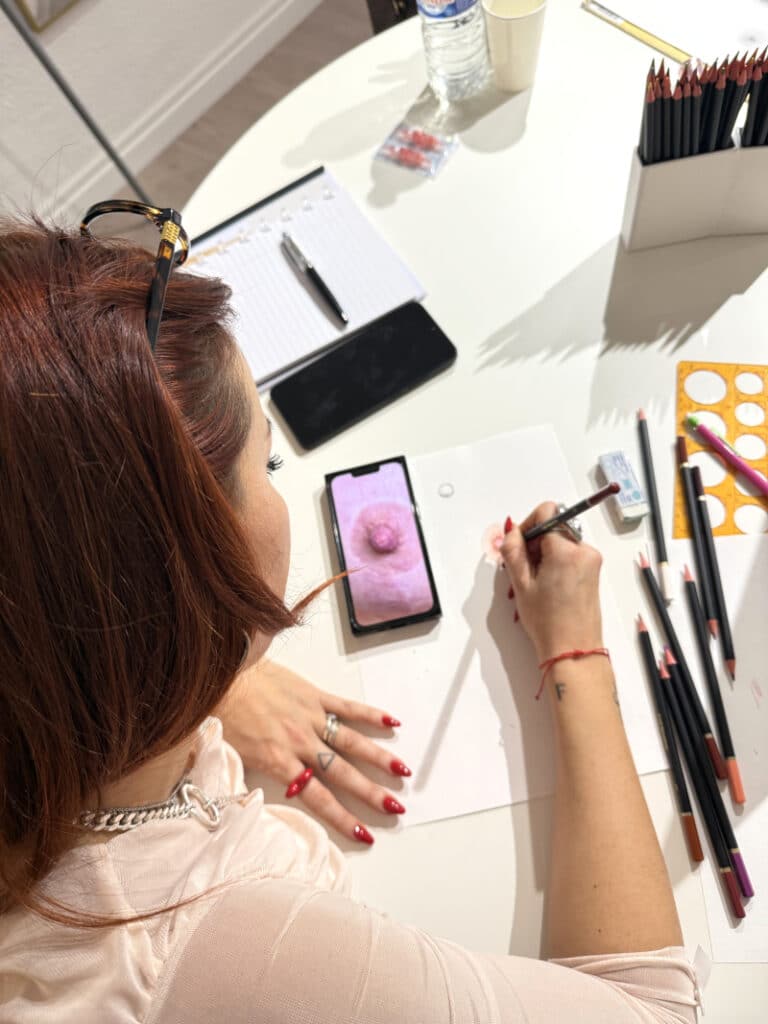 Eleve en formation pratiquant la technique de dermopigmentation réparatrice des aréoles mammaires au Centre de formations by Alice Dermo Esthetic à AIx