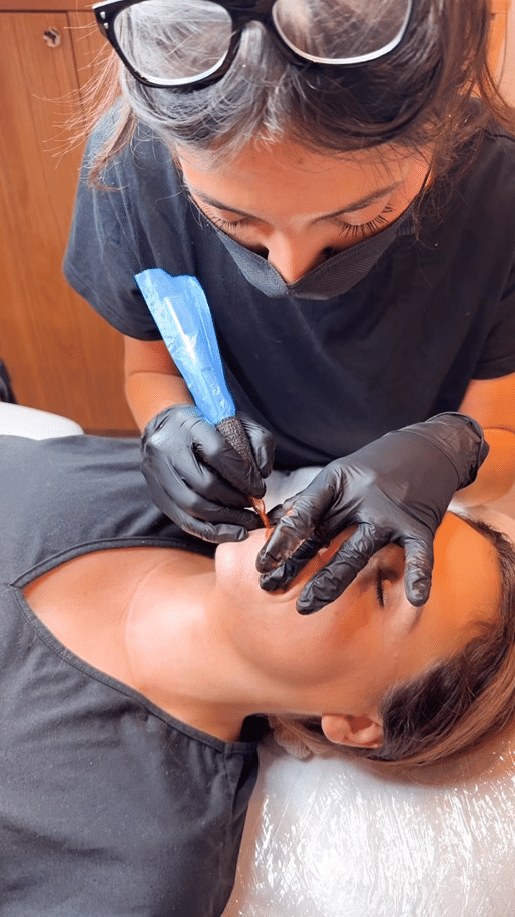 Eleve en formation pratiquant la technique de maquillage permanent des lèvres "candy lips" au Centre de formations by Alice Dermo Esthetic à AIx