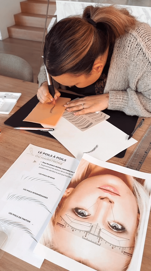 Eleve en formation pratiquant la technique de maquillage permanent des sourcils "poils à poils" au Centre de formations by Alice Dermo Esthetic à AIx
