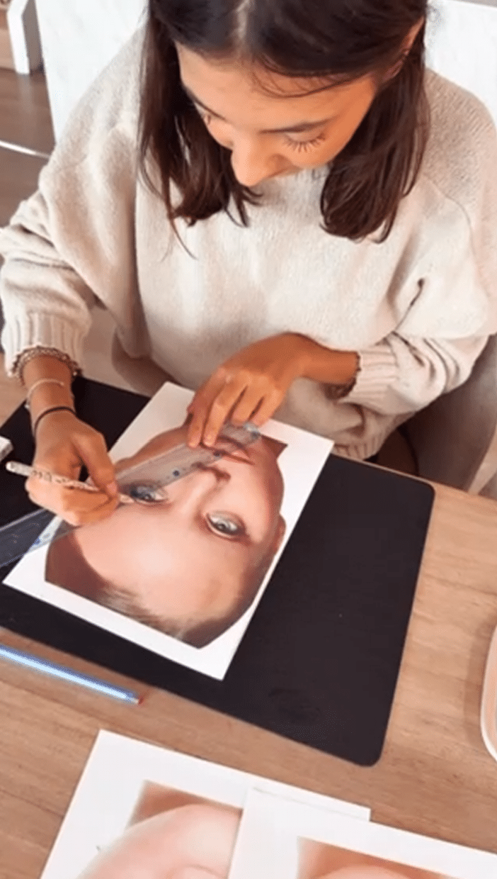 Eleve en formation pratiquant la technique de maquillage permanent des sourcils au Centre de formations by Alice Dermo Esthetic à AIx